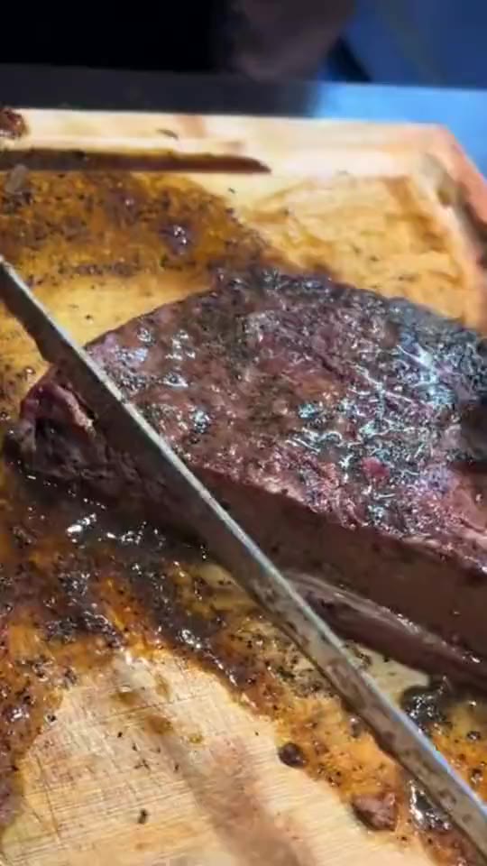 Slicing smoked brisket